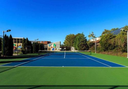 Outdoor tennis court at 港威塔 at Packer Park apartments for rent